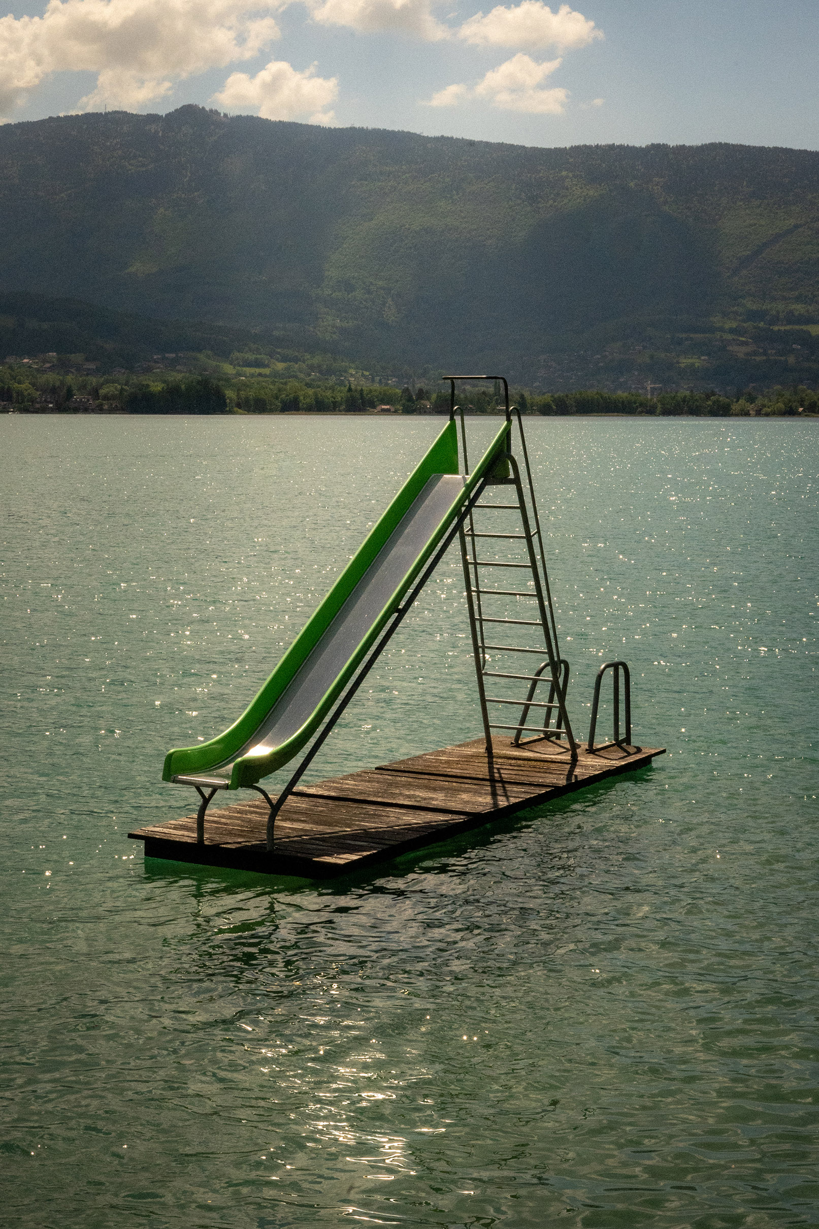 Radeau aux millieu du lac d'Annecy